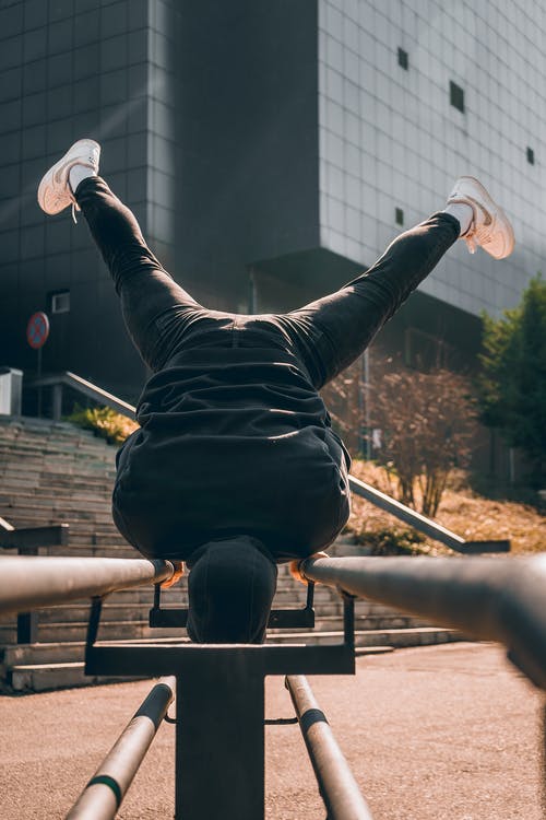 在城市公园锻炼期间做俯卧撑的不露面坚强的人 · 免费素材图片