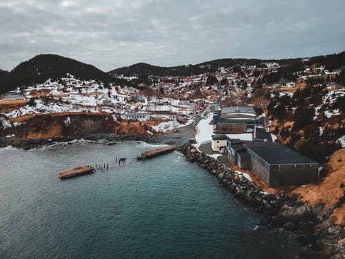 四面环山的港口城市 · 免费素材图片