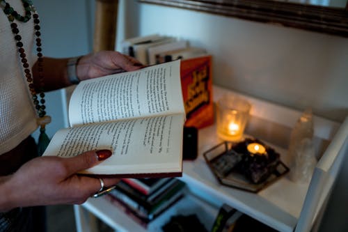 有关女人, 室内, 手的免费素材图片