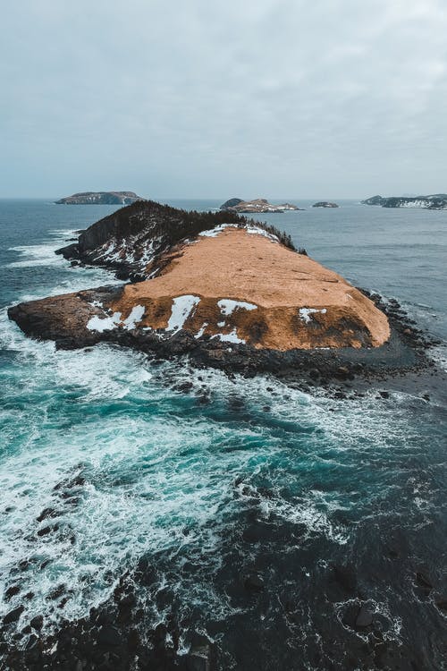 海上的棕色岩层 · 免费素材图片