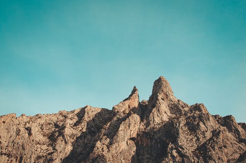 夏季蓝天下的崎mountains山 · 免费素材图片