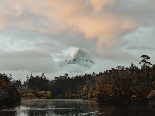 白云覆盖的雪山峰 · 免费素材图片