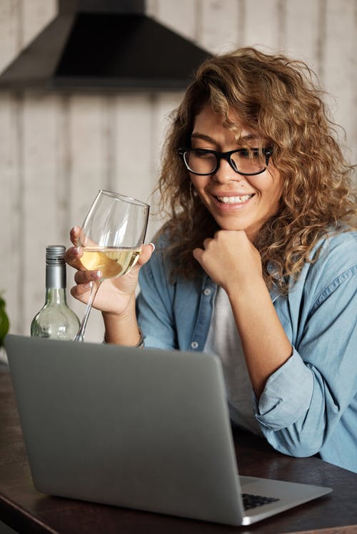 女人拿着酒杯的照片 · 免费素材图片