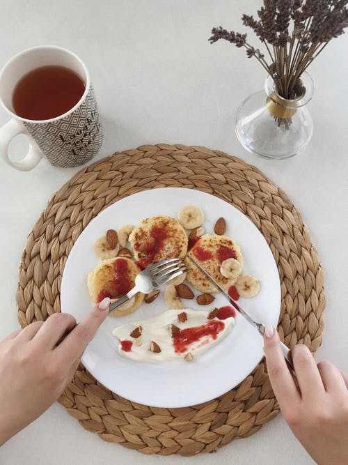 白色陶瓷板上的煮熟的食物 · 免费素材图片