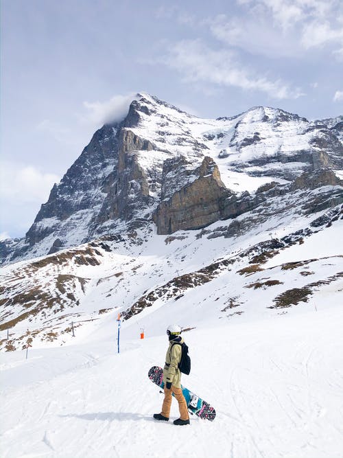 无法识别的滑雪者在白雪皑皑的山坡上 · 免费素材图片
