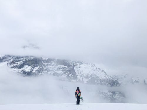 站在雪山峰上的匿名滑雪者 · 免费素材图片