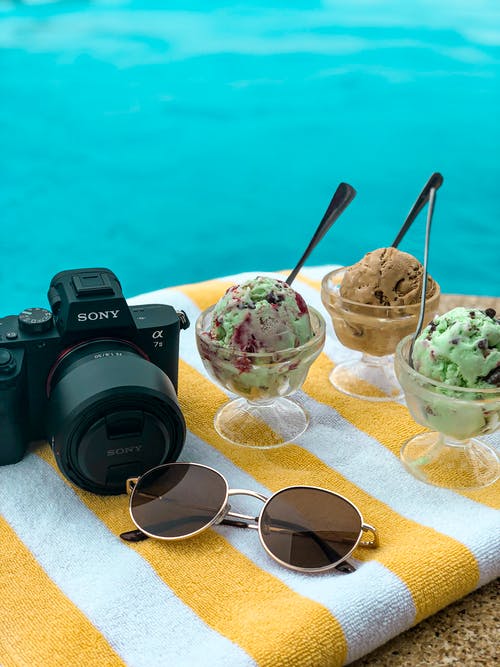 有关冰淇淋, 墨镜, 数位单眼相机的免费素材图片