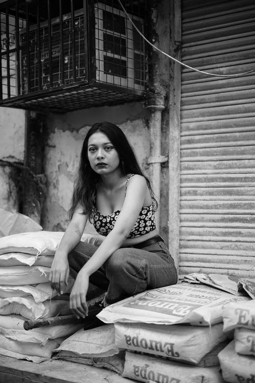 有关单色, 坐, 堆的免费素材图片