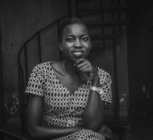 有关单色, 坐, 微笑的免费素材图片