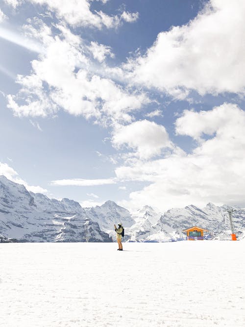 在多雪的山地上无法识别的登山者 · 免费素材图片