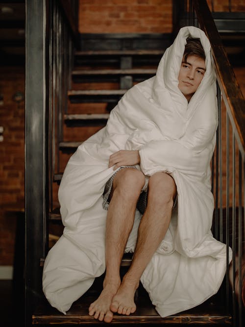 白头巾的女人坐在棕色的木椅上 · 免费素材图片