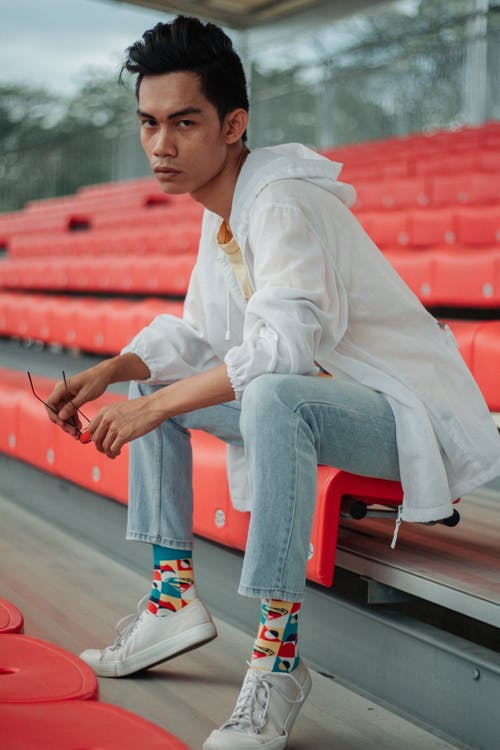 有关坐, 垂直拍摄, 拍照片的免费素材图片