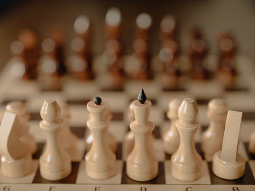 棋盘上的白棋子 · 免费素材图片