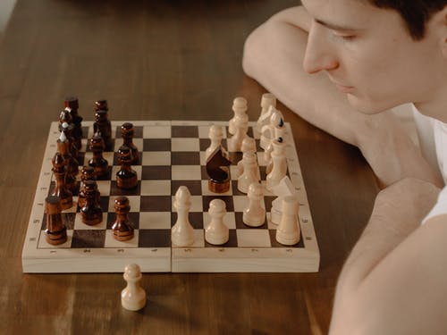 在国际象棋棋盘上下棋的人 · 免费素材图片