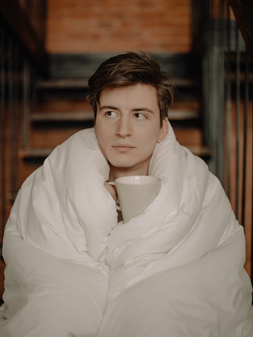 拿着白色陶瓷杯子的白色长袍的女人 · 免费素材图片