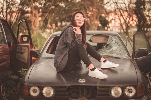 有关坐, 墨镜, 女人的免费素材图片