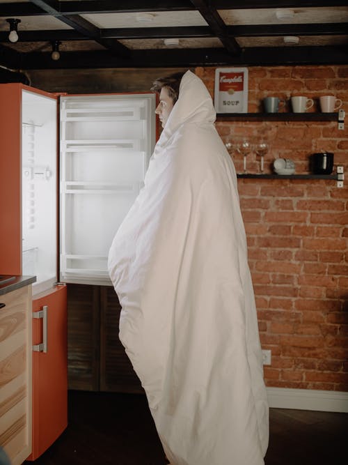 站在白色顶部安装冰箱附近的白色头巾的女人 · 免费素材图片
