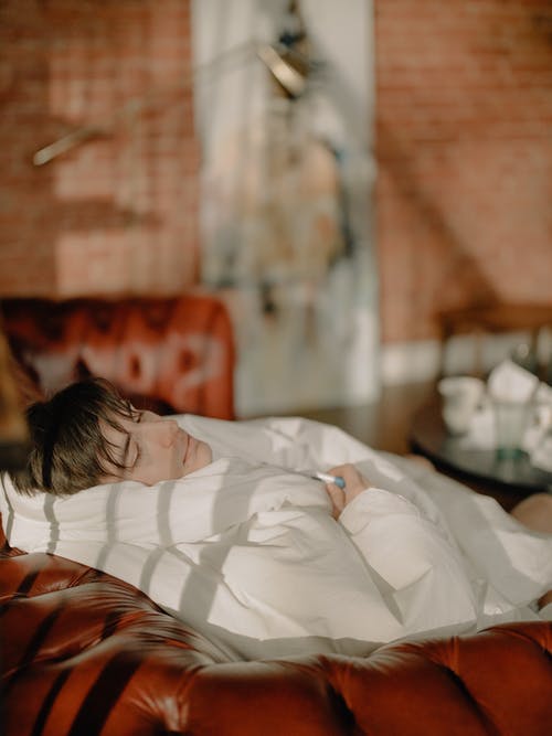 躺在床上的女人覆盖着白色的毯子 · 免费素材图片