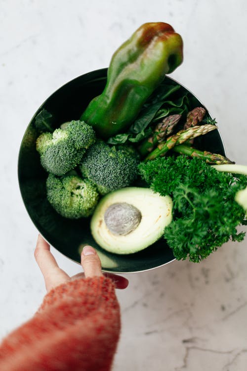绿色蔬菜和水果在碗里 · 免费素材图片