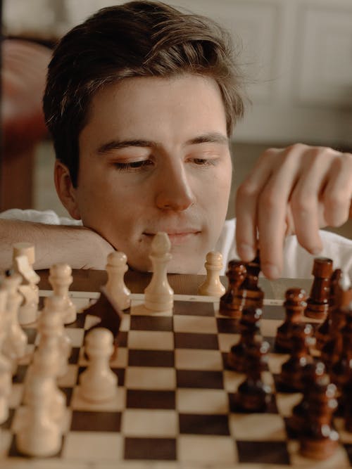 白色和黑色条纹衬衫的男人 · 免费素材图片