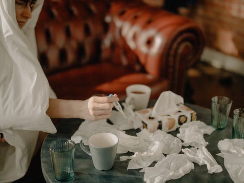 拿着白色陶瓷杯的人 · 免费素材图片