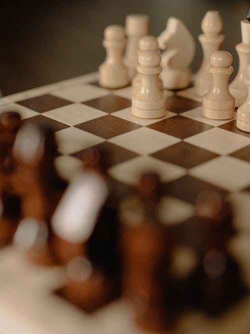 棋盘上的白棋子 · 免费素材图片