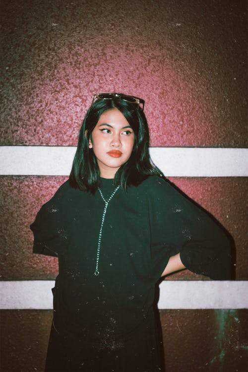 穿黑上衣的女人的照片 · 免费素材图片