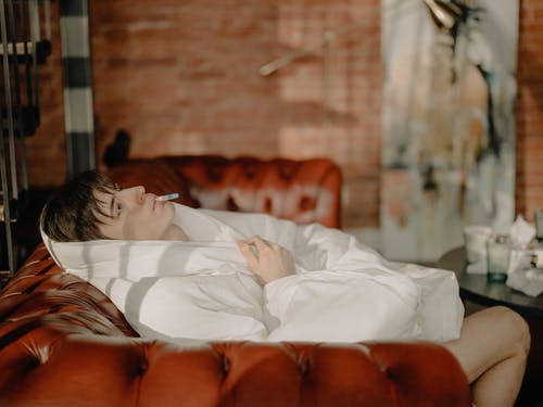 躺在床上的女人覆盖着白色的毯子 · 免费素材图片