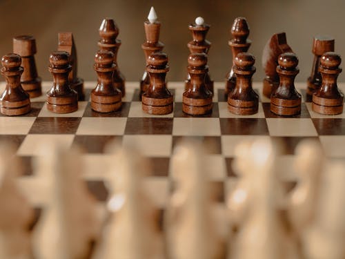 国际象棋棋盘上的棕色国际象棋棋子 · 免费素材图片