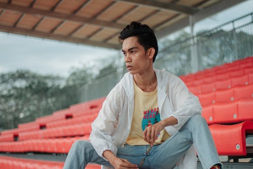 有关拍照片, 摆姿势, 牛仔裤的免费素材图片