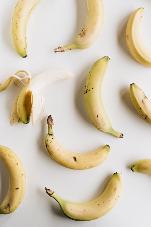 在白色背景上的成熟香蕉 · 免费素材图片