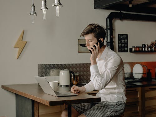 坐在椅子上的白色长袖衬衫的女人 · 免费素材图片