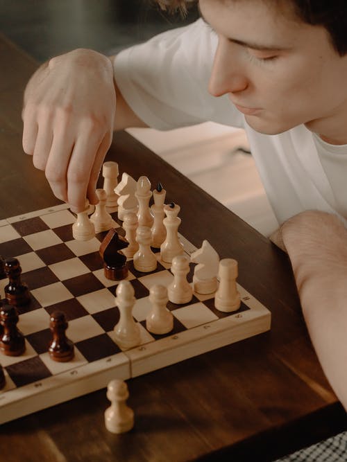 在国际象棋棋盘上下棋的人 · 免费素材图片