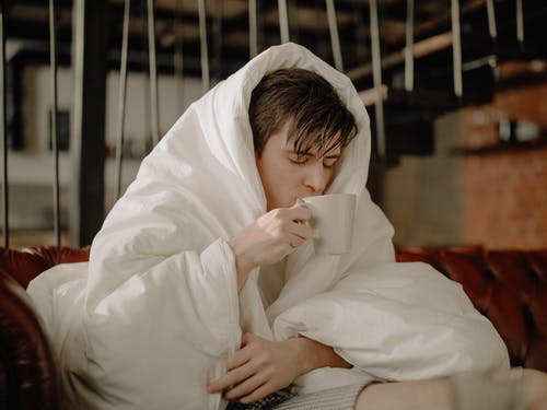 盖头盖着白色纺织的白色头巾的女人 · 免费素材图片