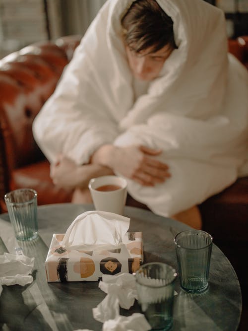 坐在椅子上的白色长袍的男人 · 免费素材图片