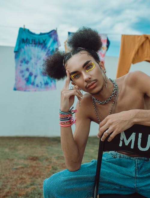 一束束冷在后院的男人 · 免费素材图片