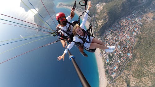 有关冒险, 双人滑翔伞, 双臂伸展的免费素材图片