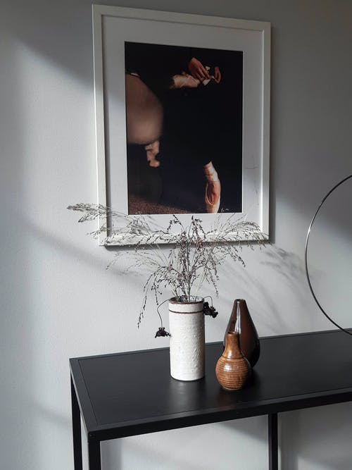 桌子与花瓶放在壁附近的图片 · 免费素材图片
