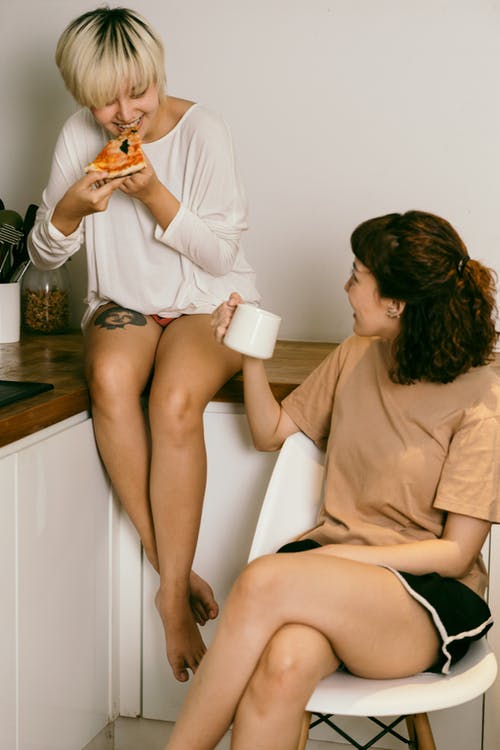 妇女吃披萨和喝咖啡 · 免费素材图片