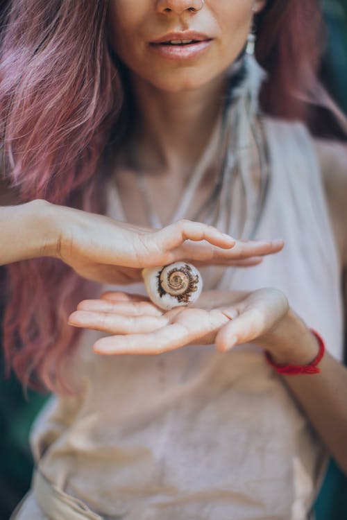 作物与手中的贝壳的女人 · 免费素材图片