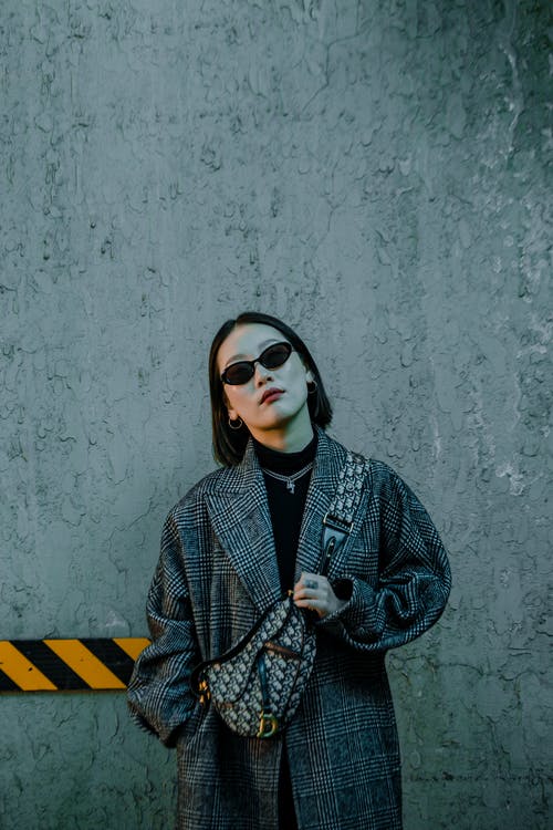 大衣和太阳镜酷grunge女士 · 免费素材图片
