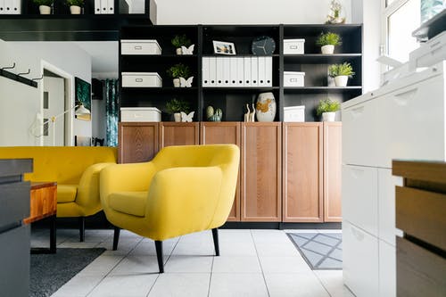 黄色软家具的时尚客厅的内部 · 免费素材图片