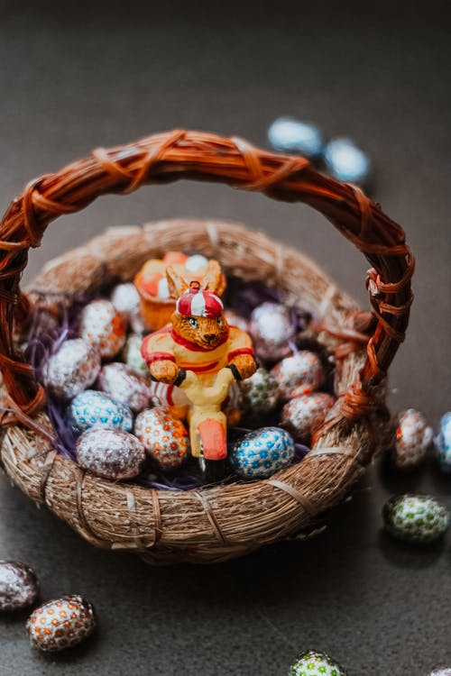 棕色编织篮子上什锦的彩色鸡蛋 · 免费素材图片