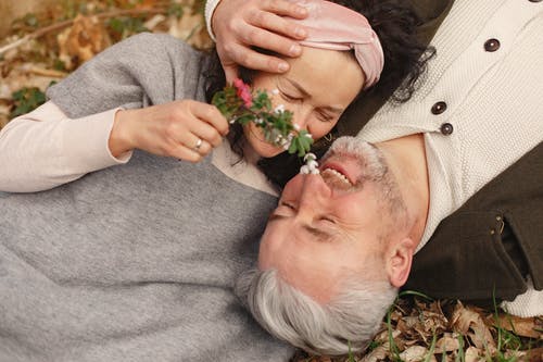 爱上一束鲜花在大自然中快乐年长夫妇 · 免费素材图片