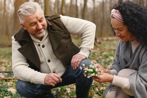 幸福的老年夫妇，爱上了鲜花在森林里 · 免费素材图片