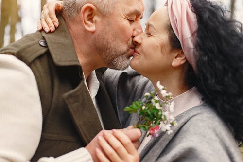 情侣接吻的照片 · 免费素材图片
