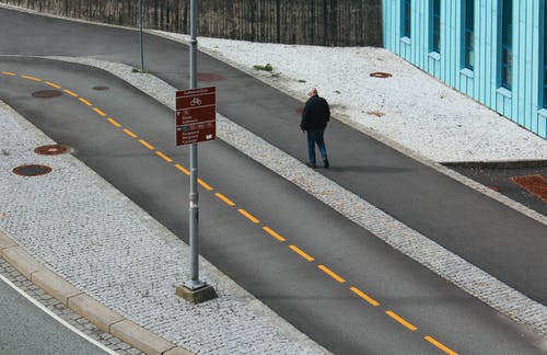 在大街上行走的人 · 免费素材图片