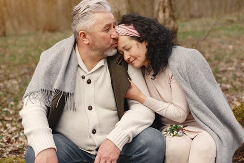 幸福的高级情侣拥抱在秋天的公园 · 免费素材图片