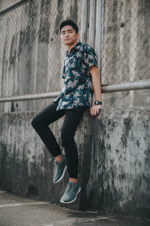 有关人, 垂直拍摄, 花衬衫的免费素材图片