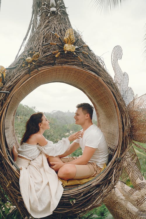 幸福的夫妇，在柳条吊秋千上休息 · 免费素材图片